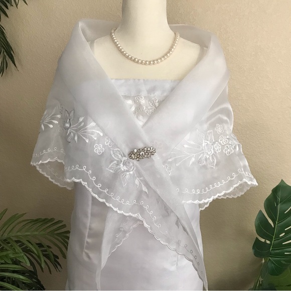 Beautiful White Maria Clara Filipiniana gown with classic embroidery, 3 pcs. Set - Picture 7 of 17